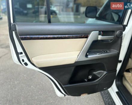 Белый Тойота Ленд Крузер, объемом двигателя 5.7 л и пробегом 160 тыс. км за 23500 $, фото 13 на Automoto.ua