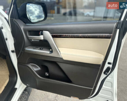 Белый Тойота Ленд Крузер, объемом двигателя 5.7 л и пробегом 160 тыс. км за 23500 $, фото 27 на Automoto.ua