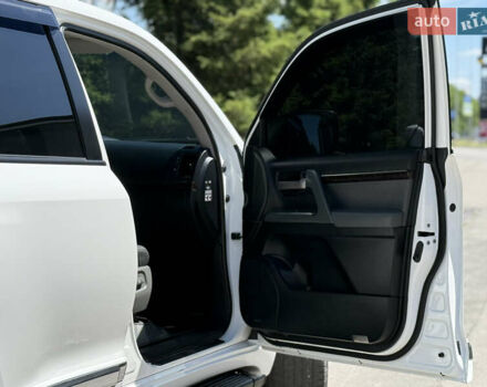 Белый Тойота Ленд Крузер, объемом двигателя 4.46 л и пробегом 253 тыс. км за 28500 $, фото 27 на Automoto.ua