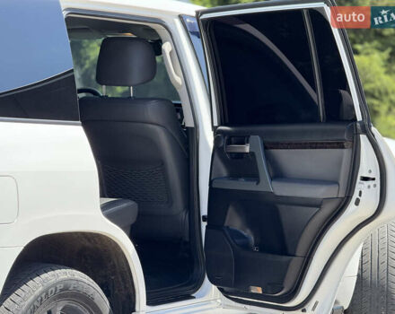 Белый Тойота Ленд Крузер, объемом двигателя 4.46 л и пробегом 253 тыс. км за 28500 $, фото 31 на Automoto.ua