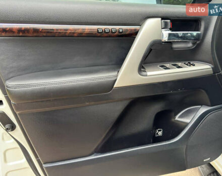 Белый Тойота Ленд Крузер, объемом двигателя 4.5 л и пробегом 228 тыс. км за 27900 $, фото 29 на Automoto.ua