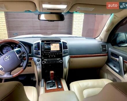Белый Тойота Ленд Крузер, объемом двигателя 4.46 л и пробегом 180 тыс. км за 28999 $, фото 5 на Automoto.ua