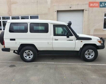 Белый Тойота Ленд Крузер, объемом двигателя 4.2 л и пробегом 40 тыс. км за 85000 $, фото 5 на Automoto.ua
