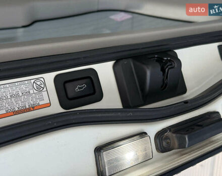 Белый Тойота Ленд Крузер, объемом двигателя 4.7 л и пробегом 145 тыс. км за 46590 $, фото 35 на Automoto.ua