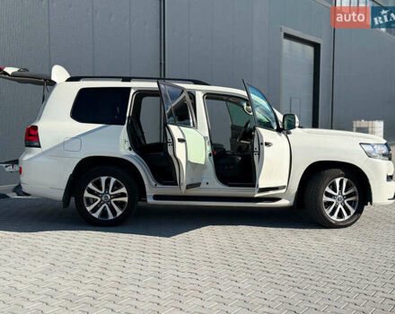 Белый Тойота Ленд Крузер, объемом двигателя 4.7 л и пробегом 145 тыс. км за 46590 $, фото 40 на Automoto.ua