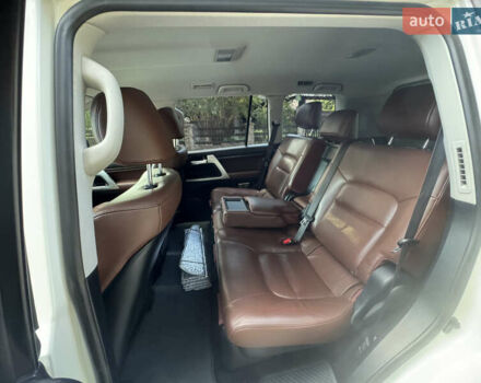 Белый Тойота Ленд Крузер, объемом двигателя 4.61 л и пробегом 122 тыс. км за 54000 $, фото 51 на Automoto.ua