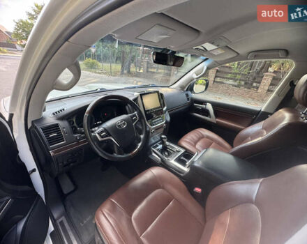 Белый Тойота Ленд Крузер, объемом двигателя 4.61 л и пробегом 122 тыс. км за 54000 $, фото 48 на Automoto.ua