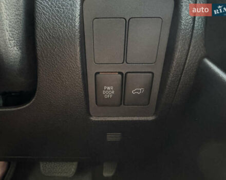 Белый Тойота Ленд Крузер, объемом двигателя 4.61 л и пробегом 122 тыс. км за 54000 $, фото 38 на Automoto.ua