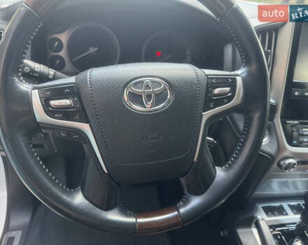 Белый Тойота Ленд Крузер, объемом двигателя 4.61 л и пробегом 122 тыс. км за 54000 $, фото 46 на Automoto.ua