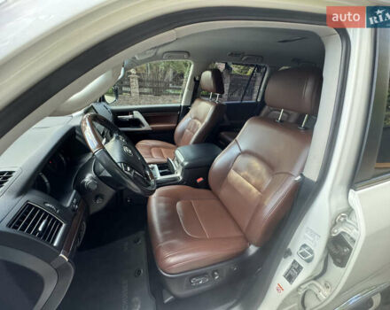 Белый Тойота Ленд Крузер, объемом двигателя 4.61 л и пробегом 122 тыс. км за 54000 $, фото 42 на Automoto.ua