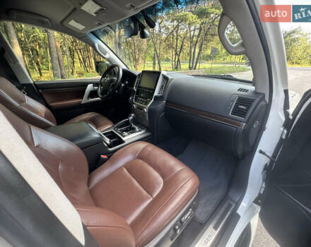 Белый Тойота Ленд Крузер, объемом двигателя 4.61 л и пробегом 122 тыс. км за 54000 $, фото 49 на Automoto.ua