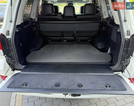 Белый Тойота Ленд Крузер, объемом двигателя 4.46 л и пробегом 111 тыс. км за 58900 $, фото 27 на Automoto.ua