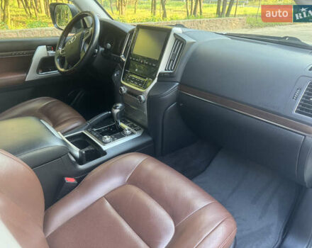 Белый Тойота Ленд Крузер, объемом двигателя 4.61 л и пробегом 122 тыс. км за 54000 $, фото 28 на Automoto.ua