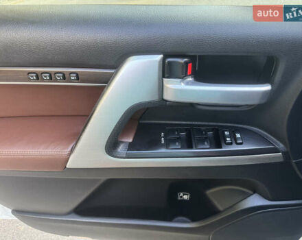 Белый Тойота Ленд Крузер, объемом двигателя 4.61 л и пробегом 122 тыс. км за 54000 $, фото 31 на Automoto.ua