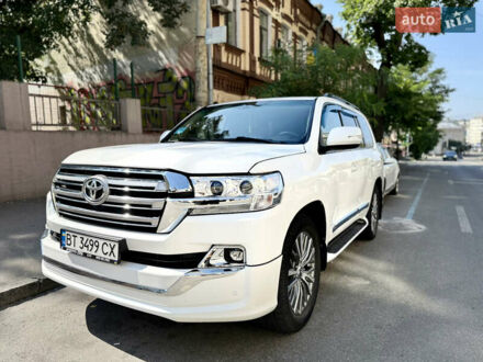 Белый Тойота Ленд Крузер, объемом двигателя 5.7 л и пробегом 300 тыс. км за 29999 $, фото 1 на Automoto.ua