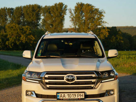 Белый Тойота Ленд Крузер, объемом двигателя 4.46 л и пробегом 215 тыс. км за 47000 $, фото 1 на Automoto.ua