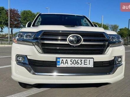 Тойота Ленд Крузер 2019 в Киеве на Automoto.ua Белый Тойота Ленд Крузер, объемом двигателя 4.61 л и пробегом 144 тыс. км за 61500 $, фото 1 на Automoto.ua