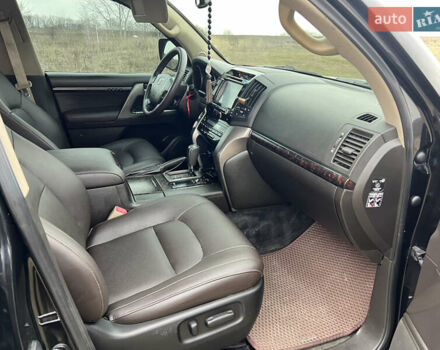 Чорний Тойота Ленд Крузер, об'ємом двигуна 4.7 л та пробігом 291 тис. км за 22800 $, фото 18 на Automoto.ua