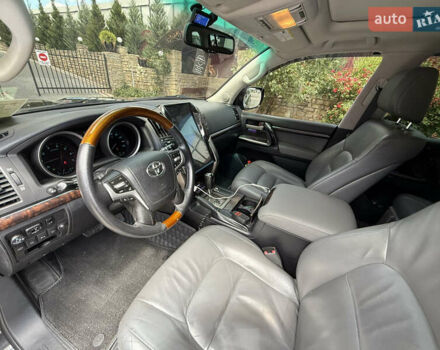 Черный Тойота Ленд Крузер, объемом двигателя 5.7 л и пробегом 220 тыс. км за 30000 $, фото 6 на Automoto.ua