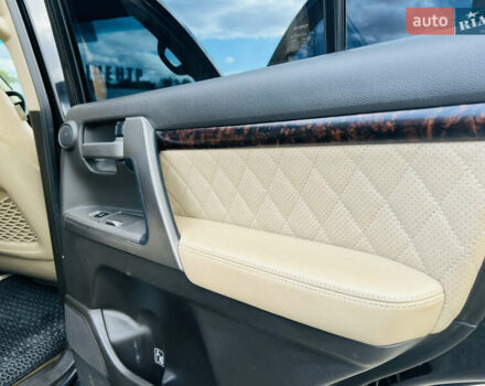 Черный Тойота Ленд Крузер, объемом двигателя 5.7 л и пробегом 239 тыс. км за 23500 $, фото 32 на Automoto.ua