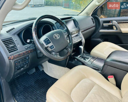 Черный Тойота Ленд Крузер, объемом двигателя 5.7 л и пробегом 239 тыс. км за 23500 $, фото 20 на Automoto.ua