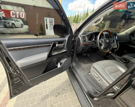 Черный Тойота Ленд Крузер, объемом двигателя 5.7 л и пробегом 220 тыс. км за 30000 $, фото 11 на Automoto.ua