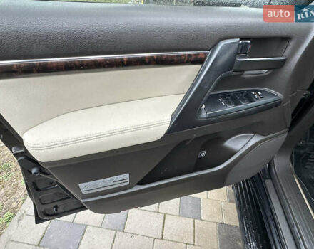 Черный Тойота Ленд Крузер, объемом двигателя 4.46 л и пробегом 284 тыс. км за 25999 $, фото 24 на Automoto.ua