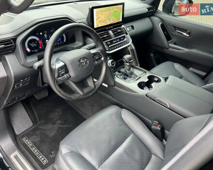 Чорний Тойота Ленд Крузер, об'ємом двигуна 3.3 л та пробігом 7 тис. км за 98500 $, фото 22 на Automoto.ua