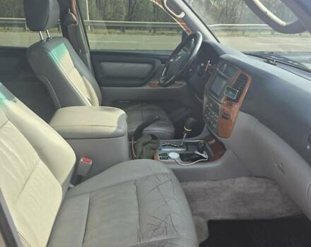 Серый Тойота Ленд Крузер, объемом двигателя 4.7 л и пробегом 402 тыс. км за 12500 $, фото 6 на Automoto.ua