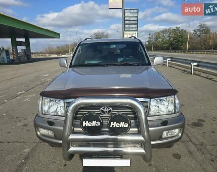Серый Тойота Ленд Крузер, объемом двигателя 4.7 л и пробегом 402 тыс. км за 12500 $, фото 1 на Automoto.ua