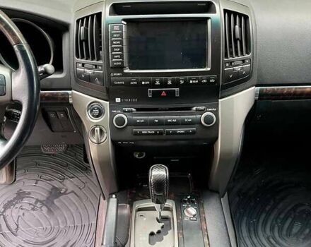 Серый Тойота Ленд Крузер, объемом двигателя 5.66 л и пробегом 275 тыс. км за 16999 $, фото 26 на Automoto.ua