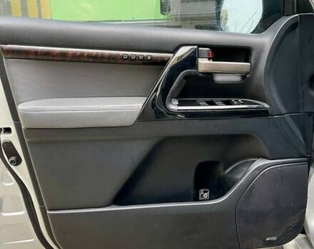 Серый Тойота Ленд Крузер, объемом двигателя 5.66 л и пробегом 275 тыс. км за 16999 $, фото 22 на Automoto.ua