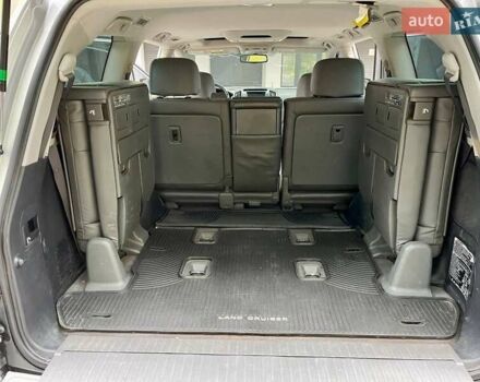 Серый Тойота Ленд Крузер, объемом двигателя 5.66 л и пробегом 275 тыс. км за 16999 $, фото 27 на Automoto.ua