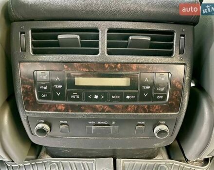 Серый Тойота Ленд Крузер, объемом двигателя 5.66 л и пробегом 275 тыс. км за 16999 $, фото 28 на Automoto.ua