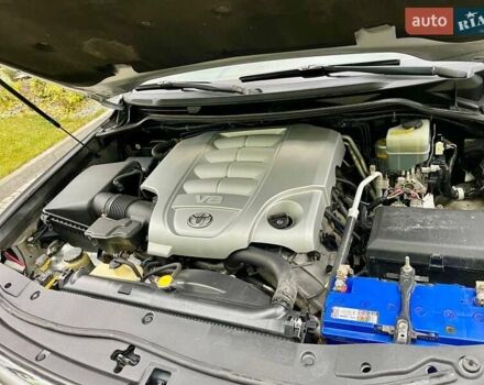 Серый Тойота Ленд Крузер, объемом двигателя 5.66 л и пробегом 275 тыс. км за 16999 $, фото 20 на Automoto.ua