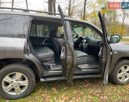 Серый Тойота Ленд Крузер, объемом двигателя 4.7 л и пробегом 352 тыс. км за 21600 $, фото 12 на Automoto.ua