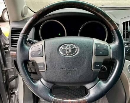 Серый Тойота Ленд Крузер, объемом двигателя 5.66 л и пробегом 275 тыс. км за 16999 $, фото 25 на Automoto.ua