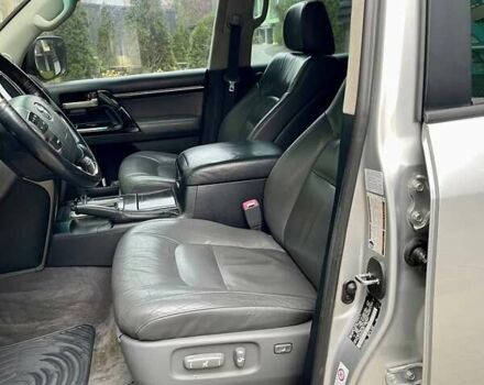 Серый Тойота Ленд Крузер, объемом двигателя 5.66 л и пробегом 275 тыс. км за 16999 $, фото 23 на Automoto.ua