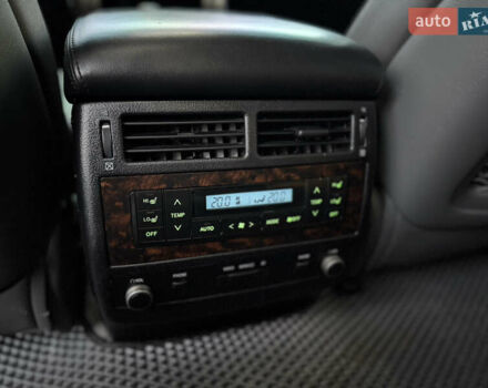 Серый Тойота Ленд Крузер, объемом двигателя 5.7 л и пробегом 290 тыс. км за 28500 $, фото 13 на Automoto.ua