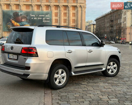 Серый Тойота Ленд Крузер, объемом двигателя 5.7 л и пробегом 290 тыс. км за 28500 $, фото 5 на Automoto.ua