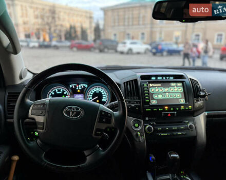 Серый Тойота Ленд Крузер, объемом двигателя 5.7 л и пробегом 290 тыс. км за 28500 $, фото 10 на Automoto.ua