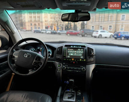 Серый Тойота Ленд Крузер, объемом двигателя 5.7 л и пробегом 290 тыс. км за 28500 $, фото 9 на Automoto.ua