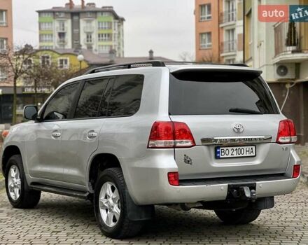 Серый Тойота Ленд Крузер, объемом двигателя 5.7 л и пробегом 220 тыс. км за 26500 $, фото 11 на Automoto.ua