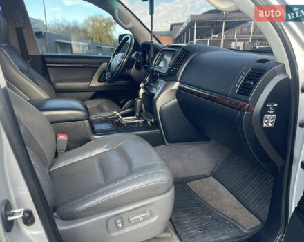 Серый Тойота Ленд Крузер, объемом двигателя 4.46 л и пробегом 104 тыс. км за 36800 $, фото 22 на Automoto.ua