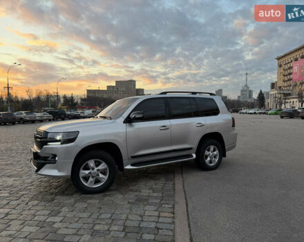 Серый Тойота Ленд Крузер, объемом двигателя 5.7 л и пробегом 290 тыс. км за 28500 $, фото 3 на Automoto.ua