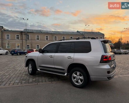 Серый Тойота Ленд Крузер, объемом двигателя 5.7 л и пробегом 290 тыс. км за 28500 $, фото 4 на Automoto.ua