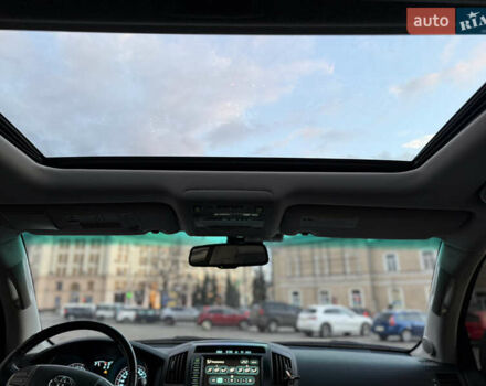 Серый Тойота Ленд Крузер, объемом двигателя 5.7 л и пробегом 290 тыс. км за 28500 $, фото 16 на Automoto.ua