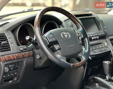 Серый Тойота Ленд Крузер, объемом двигателя 5.7 л и пробегом 220 тыс. км за 26500 $, фото 20 на Automoto.ua