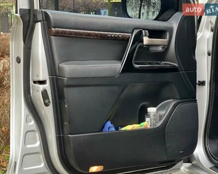 Серый Тойота Ленд Крузер, объемом двигателя 5.7 л и пробегом 220 тыс. км за 26500 $, фото 16 на Automoto.ua