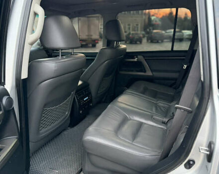 Серый Тойота Ленд Крузер, объемом двигателя 5.7 л и пробегом 290 тыс. км за 28500 $, фото 12 на Automoto.ua